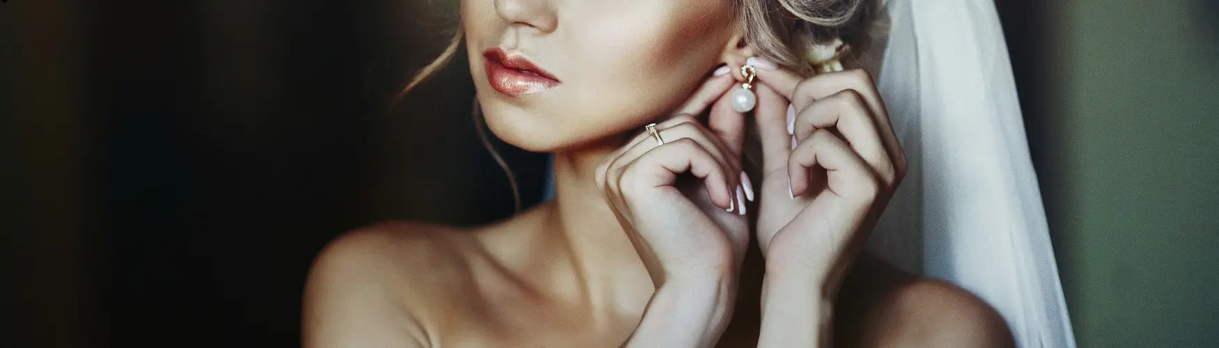 What Jewelry to Wear with Wedding Dress