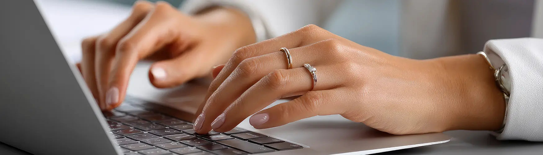 Wearing Jewelry at the Office: Do's and Don'ts