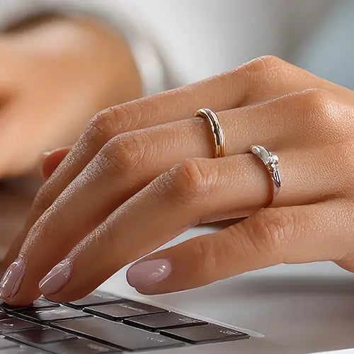 Wearing Jewelry at the Office: Do's and Don'ts